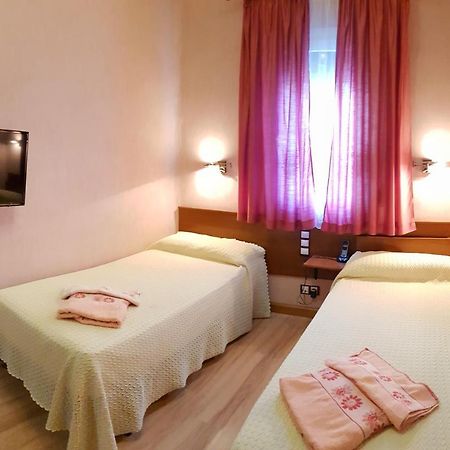 Hostal De La Torre Hostal Economico Valladolid Esterno foto