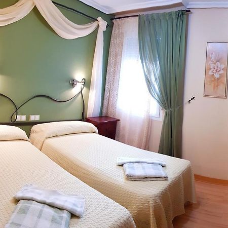 Hostal De La Torre Hostal Economico Valladolid Esterno foto