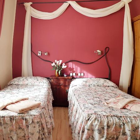 Hostal De La Torre Hostal Economico Valladolid Esterno foto