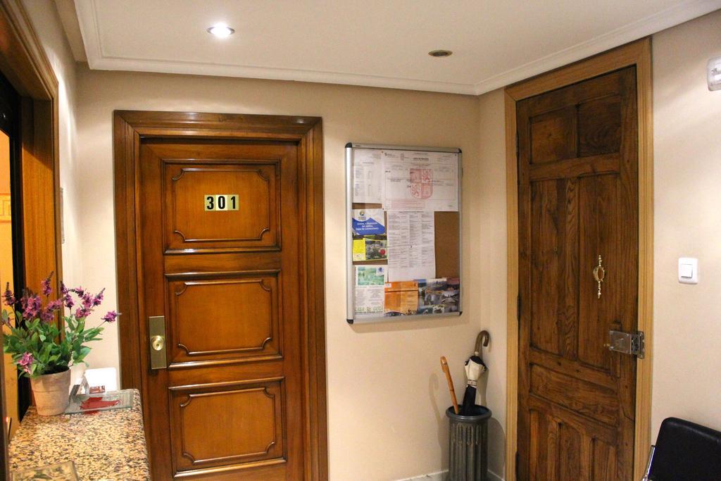 Hostal De La Torre Hostal Economico Valladolid Esterno foto