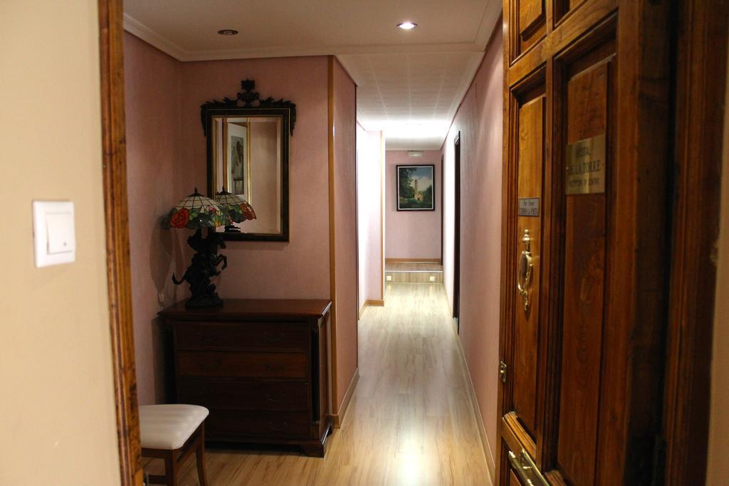 Hostal De La Torre Hostal Economico Valladolid Esterno foto