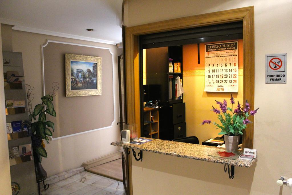Hostal De La Torre Hostal Economico Valladolid Esterno foto
