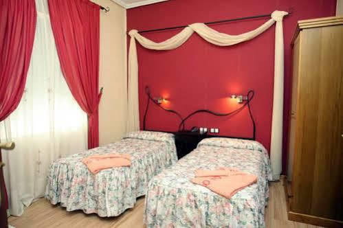 Hostal De La Torre Hostal Economico Valladolid Esterno foto