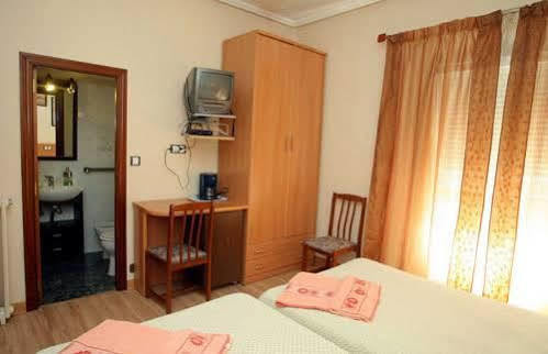 Hostal De La Torre Hostal Economico Valladolid Esterno foto
