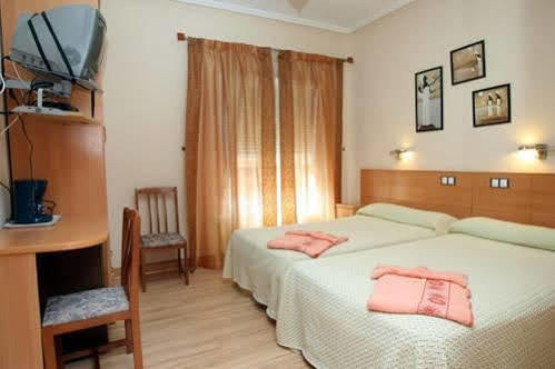 Hostal De La Torre Hostal Economico Valladolid Esterno foto