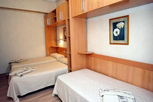 Hostal De La Torre Hostal Economico Valladolid Esterno foto