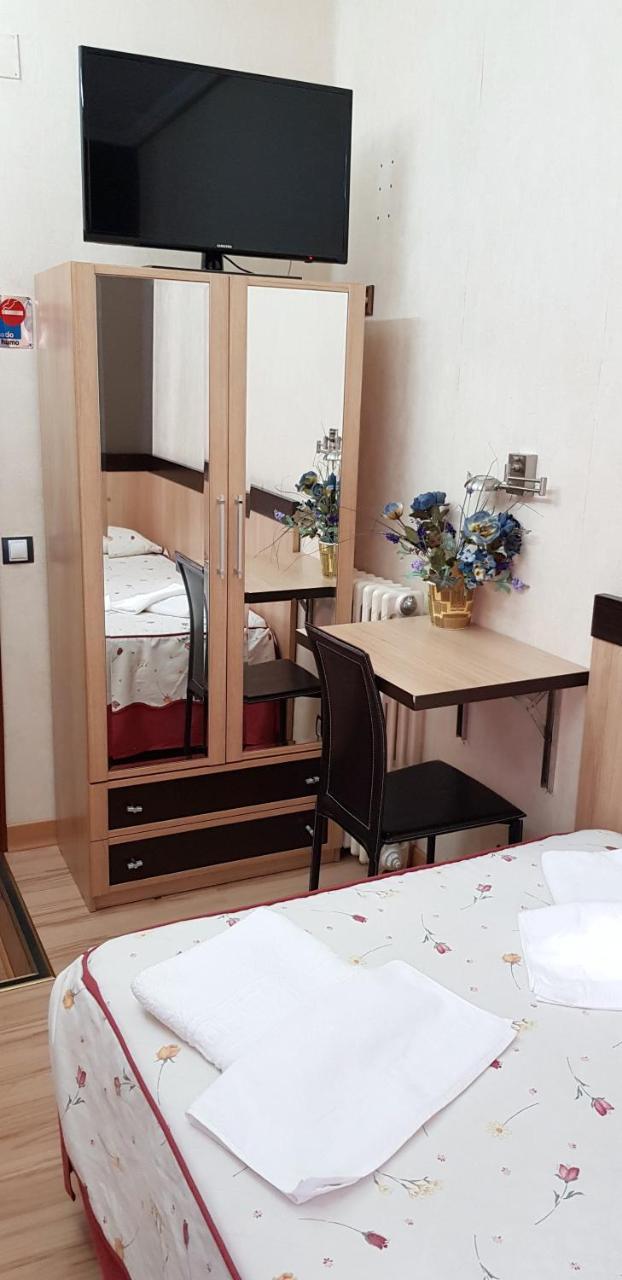 Hostal De La Torre Hostal Economico Valladolid Esterno foto