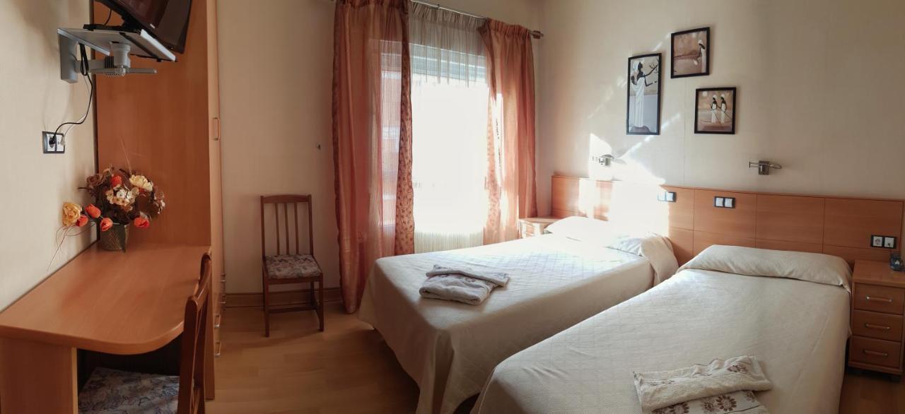 Hostal De La Torre Hostal Economico Valladolid Esterno foto