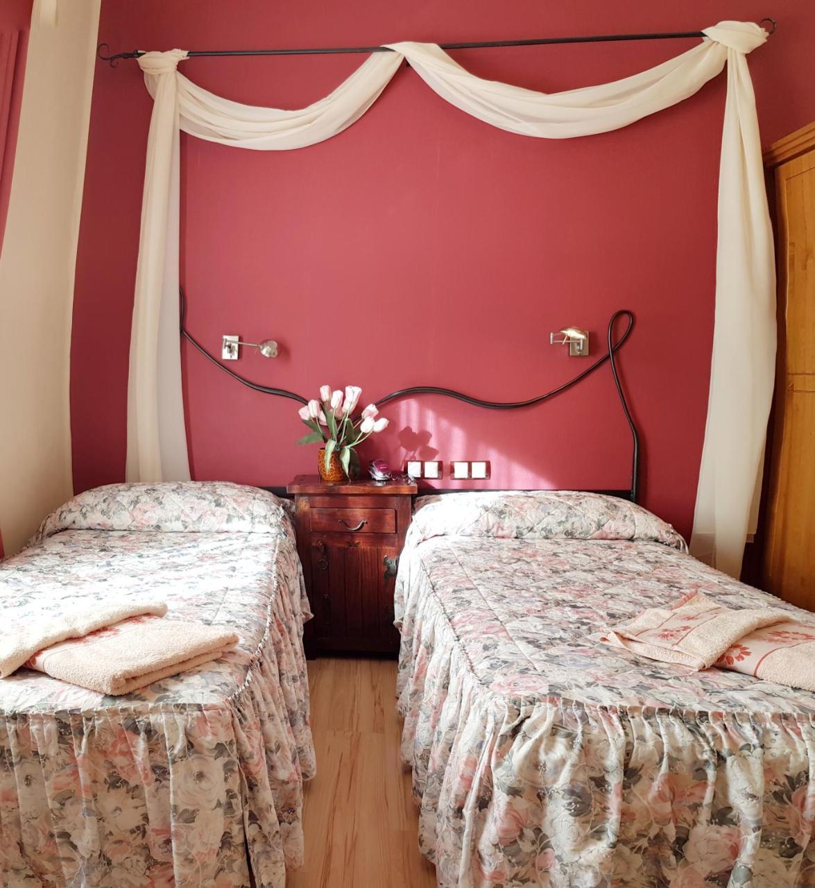 Hostal De La Torre Hostal Economico Valladolid Esterno foto
