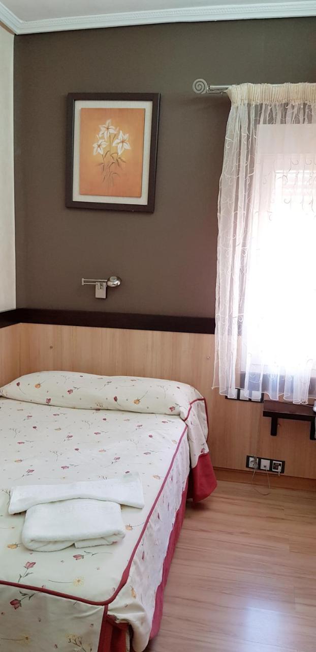 Hostal De La Torre Hostal Economico Valladolid Esterno foto